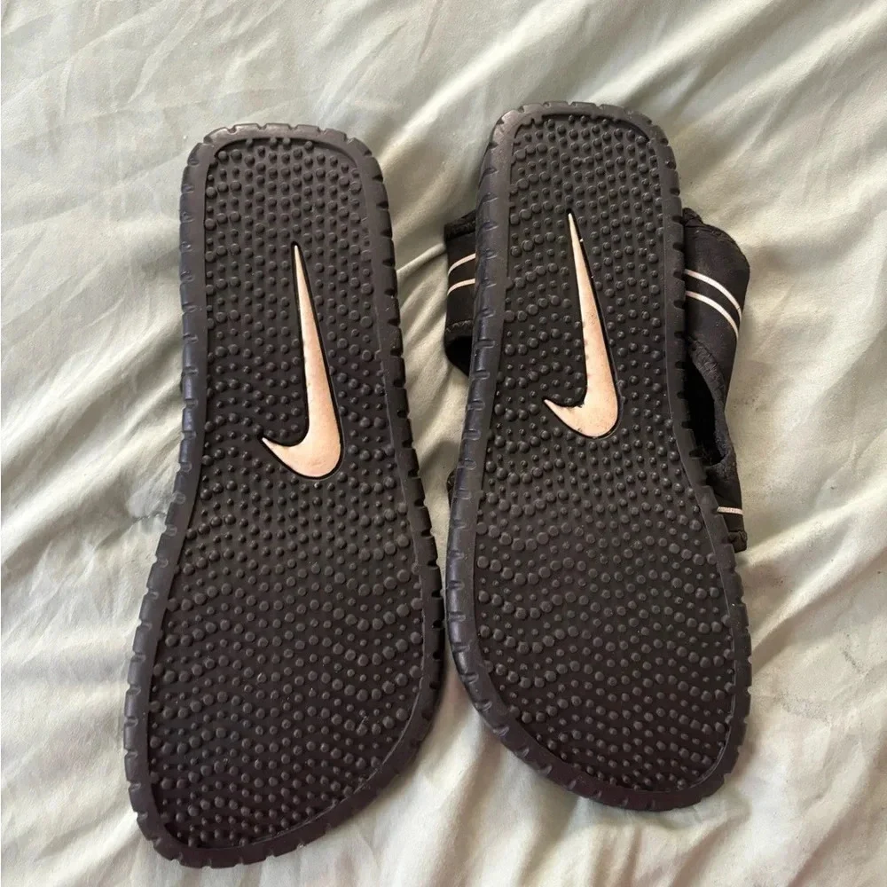 Nike water shoes play size 5